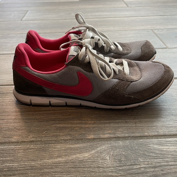 Women’s Nike shoes - Picture 3 of 5